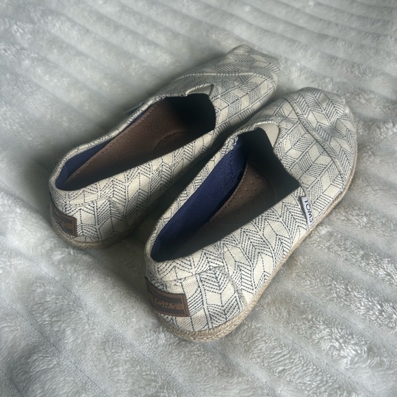 Toms Womens US7 Cream Patterned Loafers - Picture 1 of 7